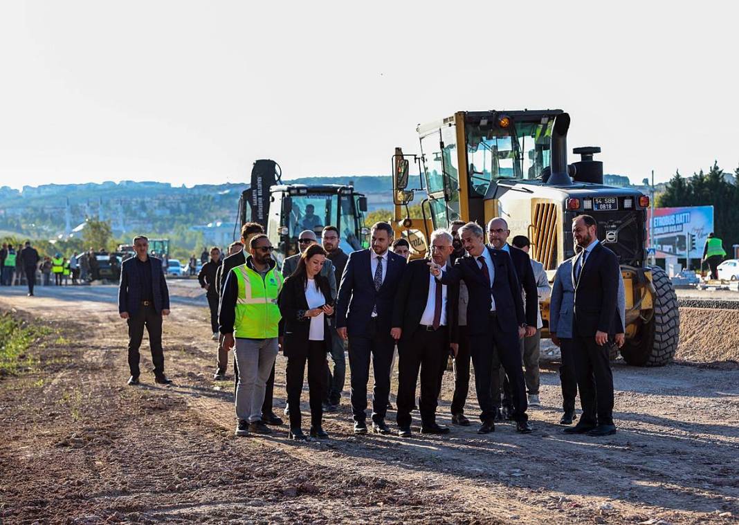 13 istasyonlu metrobüs hattında durak montajları başladı! Sakarya yollarının metrobüsle buluşmasına geri sayım 9